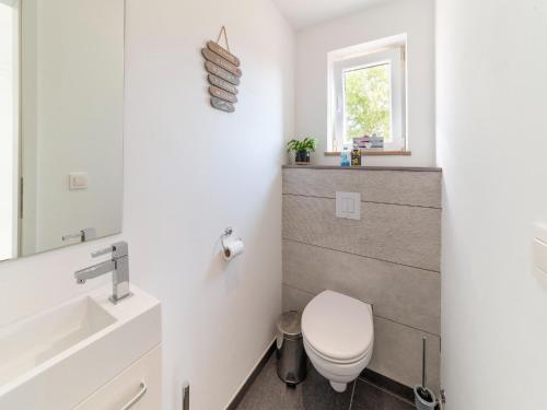 Un baño de Spacious Home, Durbuy