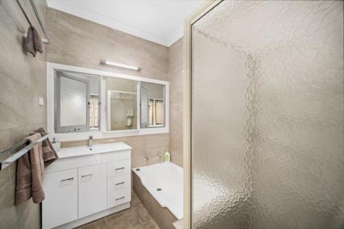 Ένα μπάνιο στο "Mansfield" Cottage Barrington - 2025 Finalist NSW Regional Tourism Awards