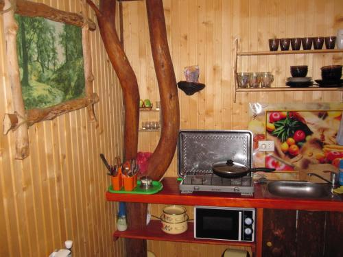 una cocina con mesa y ordenador portátil. en Teremok en Mykulychyn