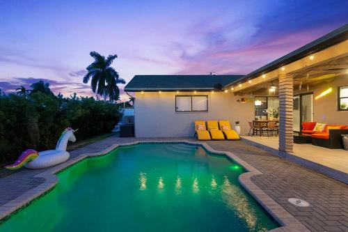 una piscina con un cisne en una casa en Citrus+Sunshine/Heated Pool/6 min to Beach/Casino, en Dania Beach