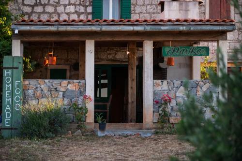 Fotografie z fotogalerie ubytování Secluded holiday house Okljucna, Vis - 15283 v destinaci Komiža