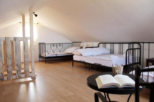 une chambre avec deux lits et une table avec un livre dans l'établissement Family friendly house with a swimming pool Skrip, Brac - 15297, à Supetar