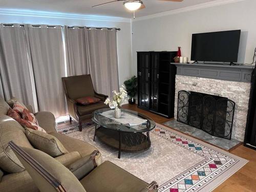 Μια τηλεόραση ή/και κέντρο ψυχαγωγίας στο 5 bedroom house in prestigious neighborhood!