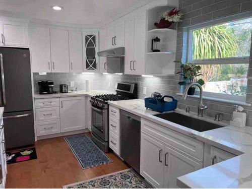 Η κουζίνα ή μικρή κουζίνα στο 5 bedroom house in prestigious neighborhood!