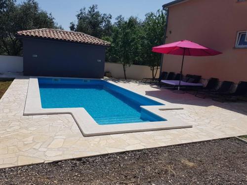 Bazén v ubytovaní Family friendly apartments with a swimming pool Pula - 15306 alebo v jeho blízkosti