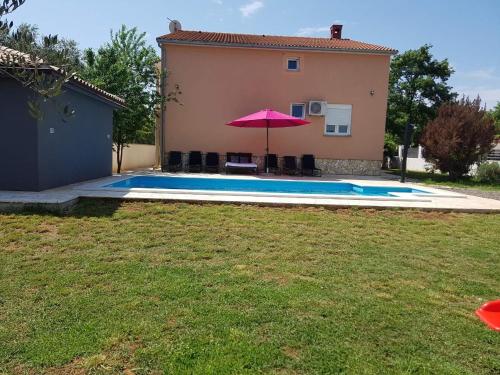 Family friendly apartments with a swimming pool Pula - 15306