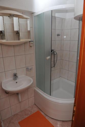 Koupelna v ubytování Family friendly apartments with a swimming pool Bacina, Neretva Delta - Usce Neretve - 15309