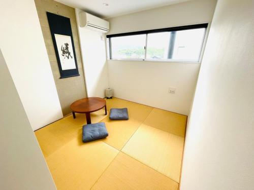 um quarto com uma mesa, uma cadeira e uma janela em Minshuku Kakutani Hitohira - Vacation STAY 16023v em Wada