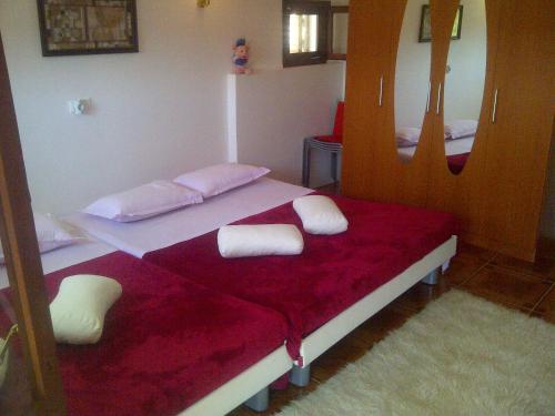 赫瓦爾的住宿－Seaside house with a swimming pool Cove Pribinja, Hvar - 15324，一间卧室配有两张带红色床单和白色枕头的床