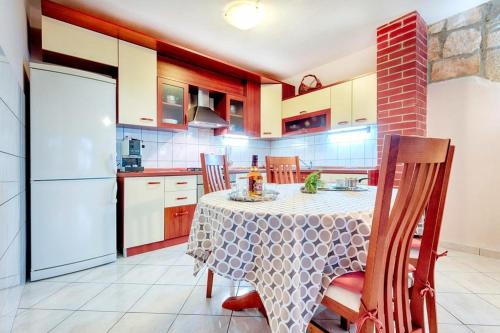 Una cocina o cocineta en Apartments by the sea Rukavac, Vis - 15352
