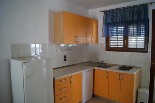 Kuchyňa alebo kuchynka v ubytovaní Seaside secluded apartments Zavala, Hvar - 15357