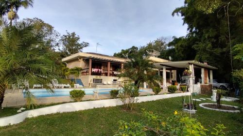 瓜拉雷馬的住宿－Chácara em Guararema Brasil，一座房子前面设有游泳池
