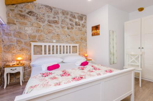 Katil atau katil-katil dalam bilik di Family friendly house with a swimming pool Mihanici, Dubrovnik - 15367