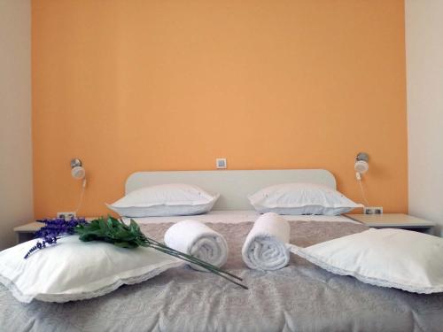 Postel nebo postele na pokoji v ubytování Apartments by the sea Rukavac, Vis - 15369