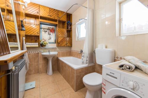 Apartments with parking space Makarska - 15375