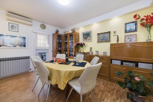 Apartments with parking space Makarska - 15375