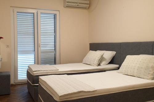 Apartments and rooms with parking space Hvar - 15378