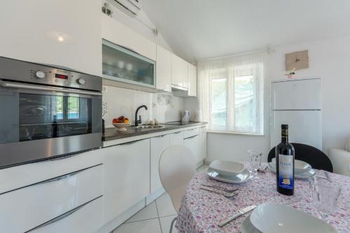 Η κουζίνα ή μικρή κουζίνα στο Apartments by the sea Pucisca, Brac - 15381