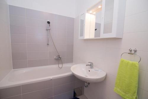 Apartments with a parking space Mali Losinj (Losinj) - 15400
