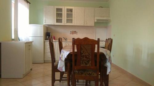 Kuchyň nebo kuchyňský kout v ubytování Apartments with parking spaces Flengi, Porec - 15395