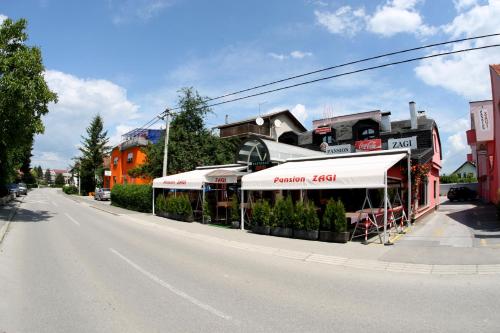 una calle con una tienda al lado de la carretera en Triple Room Oroslavje 15384j, en Oroslavje