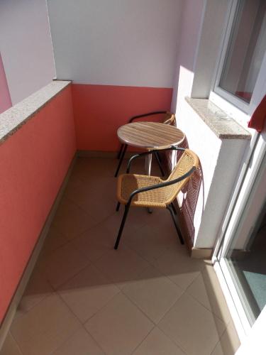 Habitación pequeña con 2 sillas y mesa. en Quadruple Room Oroslavje 15384k, en Oroslavje