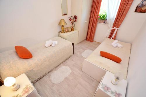 Habitación pequeña con 2 camas y 2 mesas en Family friendly house with a parking space Kijevo, Zagora - 15414, en Kijevo