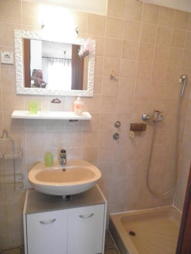 Apartments with parking space Supetarska Draga - Donja - Rab - 15423
