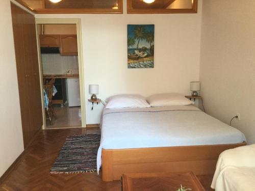 Posteľ alebo postele v izbe v ubytovaní Apartments by the sea Podstrana, Split - 15428
