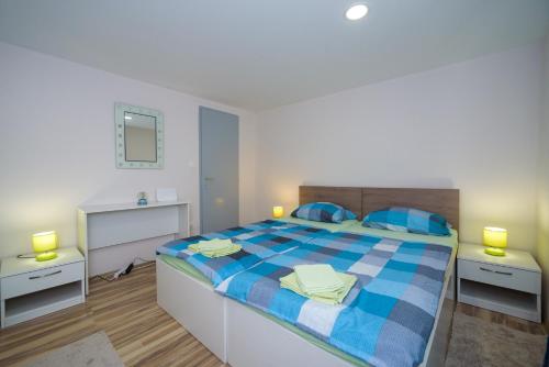 Ένα ή περισσότερα κρεβάτια σε δωμάτιο στο Apartments with a parking space Kastel Sucurac, Kastela - 15430