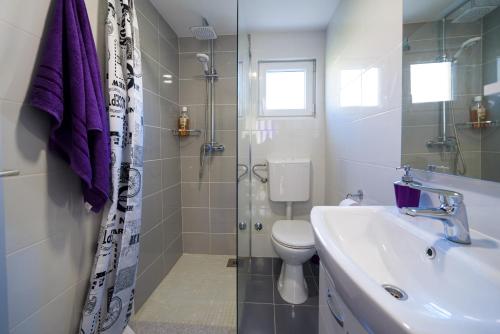 Ένα μπάνιο στο Apartments with a parking space Kastel Sucurac, Kastela - 15430