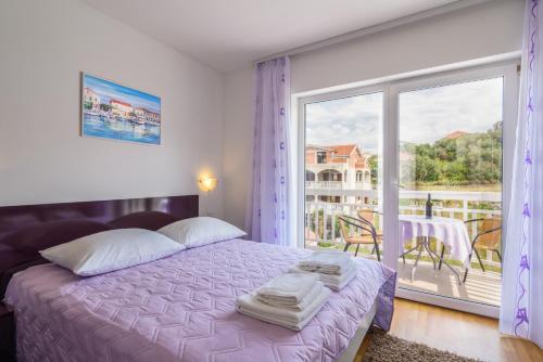 Postel nebo postele na pokoji v ubytování Apartments with a parking space Trogir - 15440