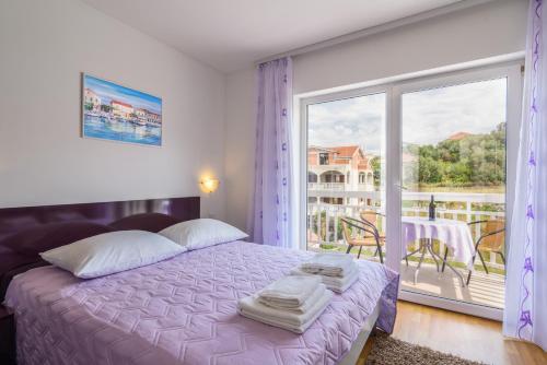 Posteľ alebo postele v izbe v ubytovaní Apartments with a parking space Trogir - 15440