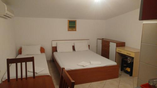 Kleines Zimmer mit 2 Betten und einem Schreibtisch. in der Unterkunft Apartments by the sea Brist, Makarska - 15443 in Podaca