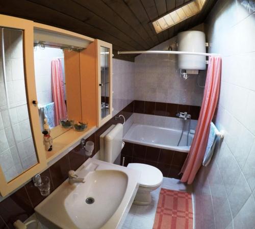 ein Badezimmer mit einem Waschbecken, einem WC und einer Badewanne in der Unterkunft Holiday house with a parking space Lozisca, Brac - 15444 in Ložišće