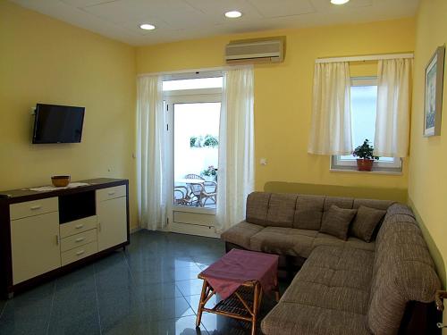 Apartments by the sea Baska Voda, Makarska - 15461