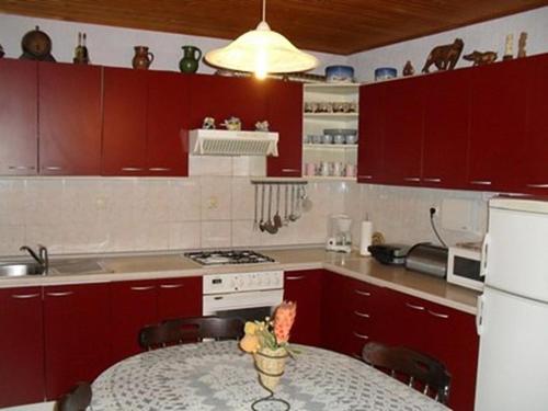 Η κουζίνα ή μικρή κουζίνα στο Apartments and rooms by the sea Brodarica, Sibenik - 15466