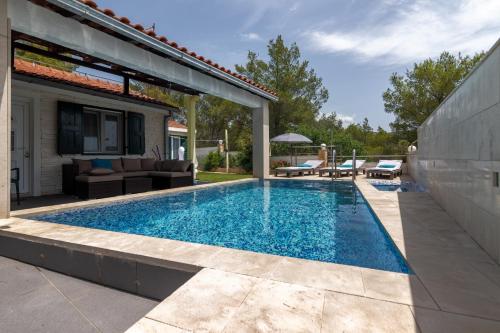 Hồ bơi trong/gần Family friendly house with a swimming pool Cove Koramaslinova - Koromaslinova, Brac - 15479
