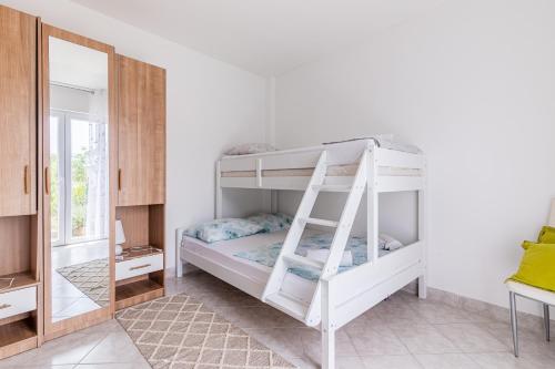 Giường trong phòng chung tại Family friendly house with a swimming pool Cove Koramaslinova - Koromaslinova, Brac - 15479