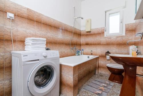 Apartments with parking space Kastel Kambelovac, Kastela - 15480
