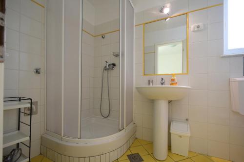 Et badeværelse på Apartments by the sea Cizici, Krk - 15494