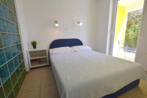 En eller flere senge i et værelse på Apartments by the sea Cizici, Krk - 15494