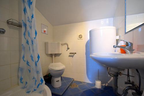 Et badeværelse på Apartments by the sea Cizici, Krk - 15496