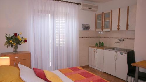 Kuchyňa alebo kuchynka v ubytovaní Seaside apartments with a swimming pool Sutivan, Brac - 15502
