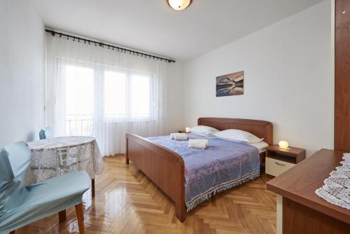 Postel nebo postele na pokoji v ubytování Apartments by the sea Slatine, Ciovo - 15504