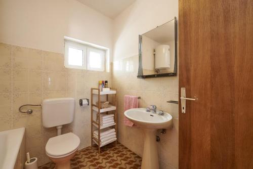 Bathroom sa Apartments by the sea Slatine, Ciovo - 15504