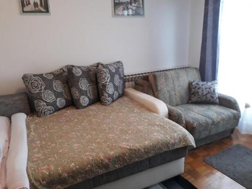 um sofá e uma cadeira numa sala de estar em Apartments with WiFi Zagreb - 15507 em Zagreb
