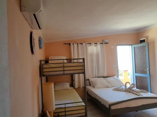 Ce dortoir comprend 2 lits superposés et une fenêtre. dans l'établissement Apartments by the sea Nin, Zadar - 15513, à Nin