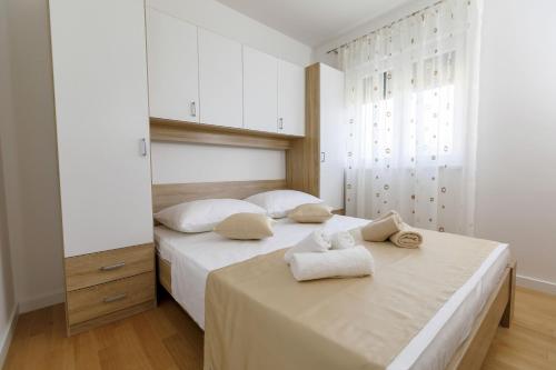 sypialnia z łóżkiem z dwoma ręcznikami w obiekcie Family friendly house with a swimming pool Kastel Stari, Kastela - 15531 w mieście Kaštela