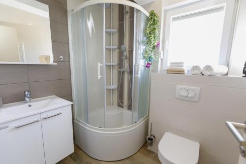 W łazience znajduje się prysznic, toaleta i umywalka. w obiekcie Family friendly house with a swimming pool Kastel Stari, Kastela - 15531 w mieście Kaštela
